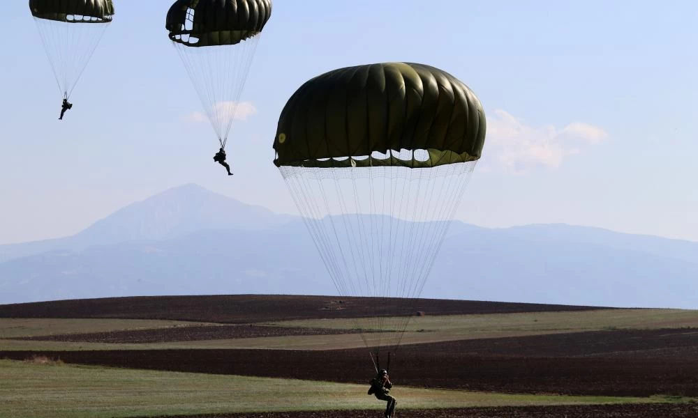 Απονομή πτυχίων αλεξιπτωτιστή σε μαθητές της ΣΣΕ, της ΣΣΑΣ και της ΣΜΥ